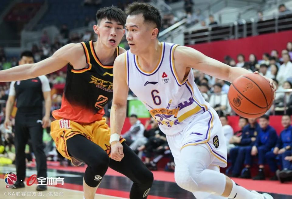 重庆男篮硬战不败，坚守主场取胜