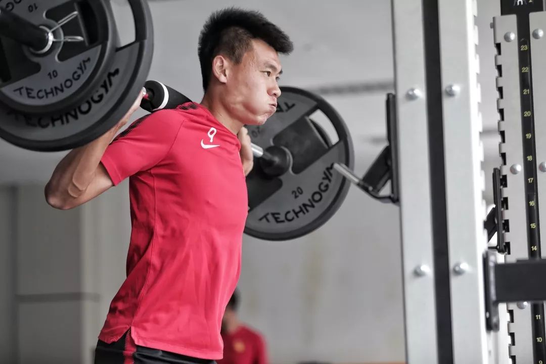 河北华夏幸福前锋突然受伤，教练组调整战术的简单介绍