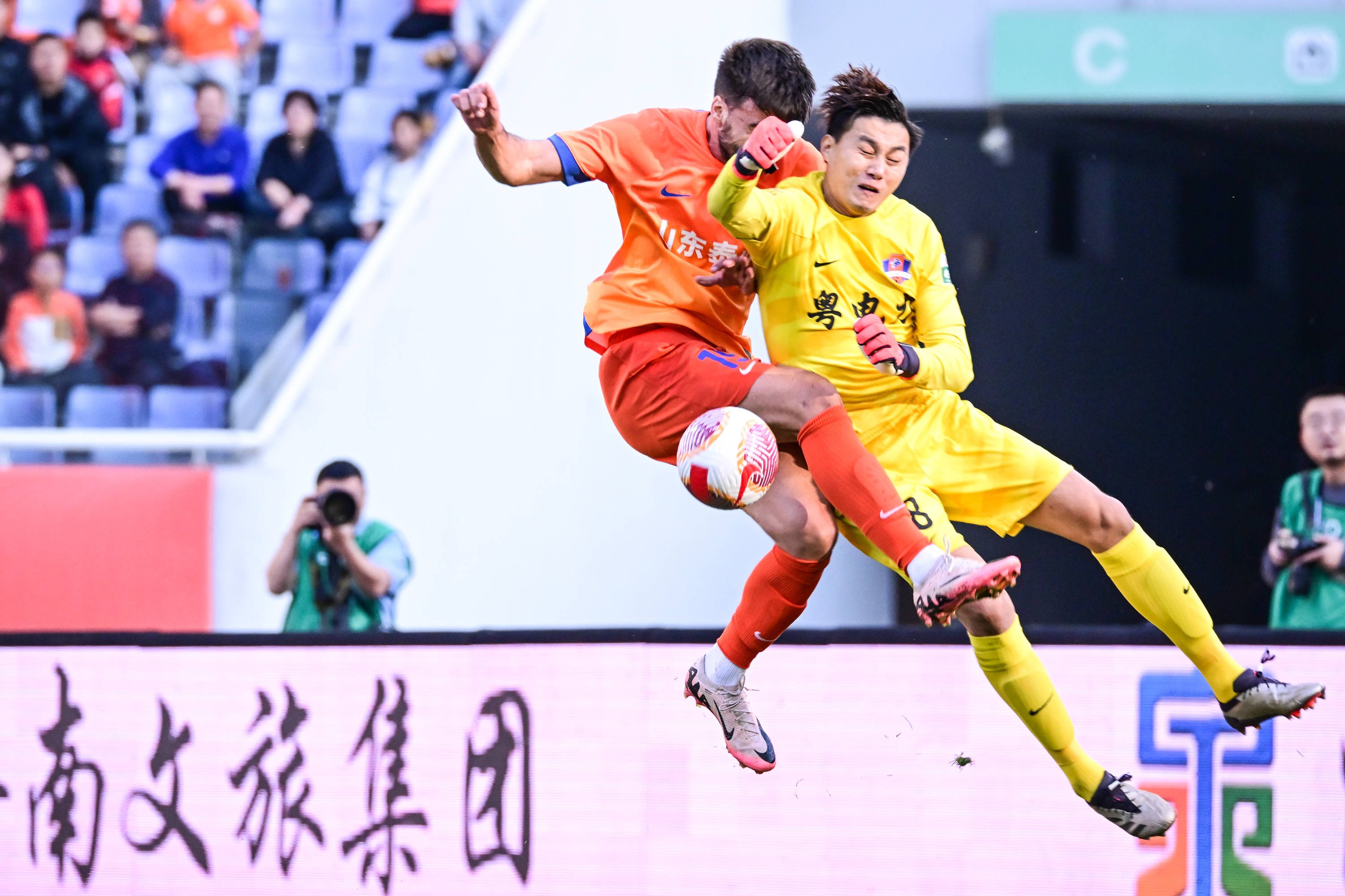 纷繁足球赛事缤纷上演，国内球员豪情万丈的简单介绍