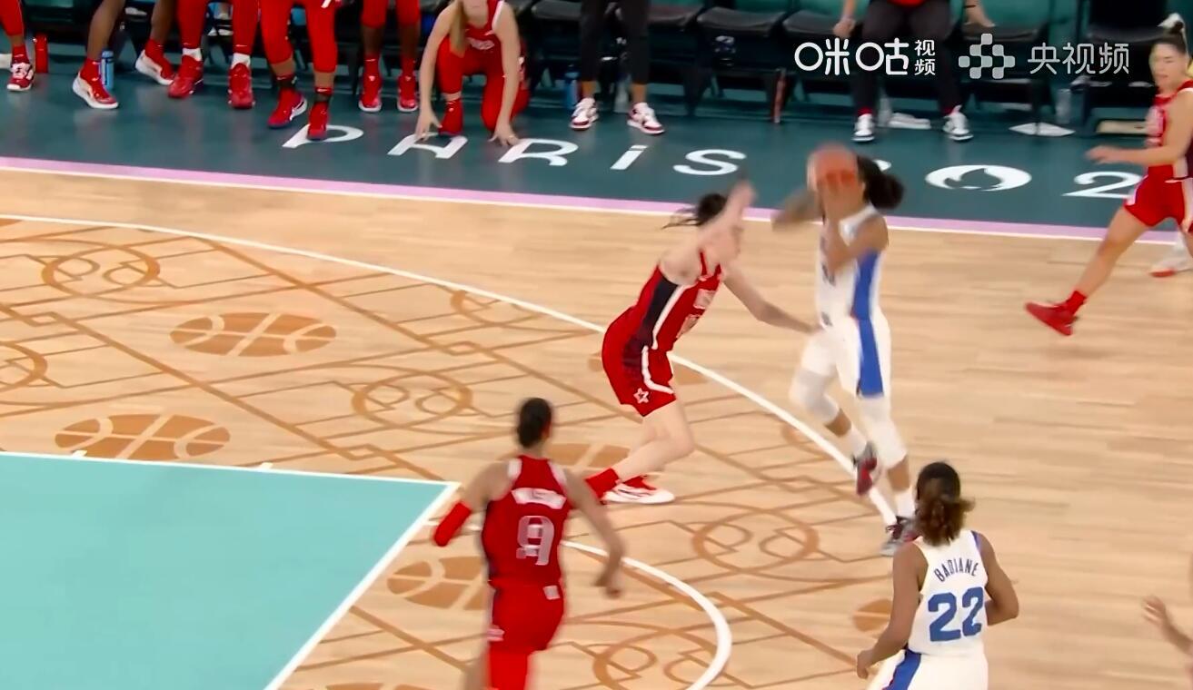 巴西女篮对抗阿根廷队，争夺胜利